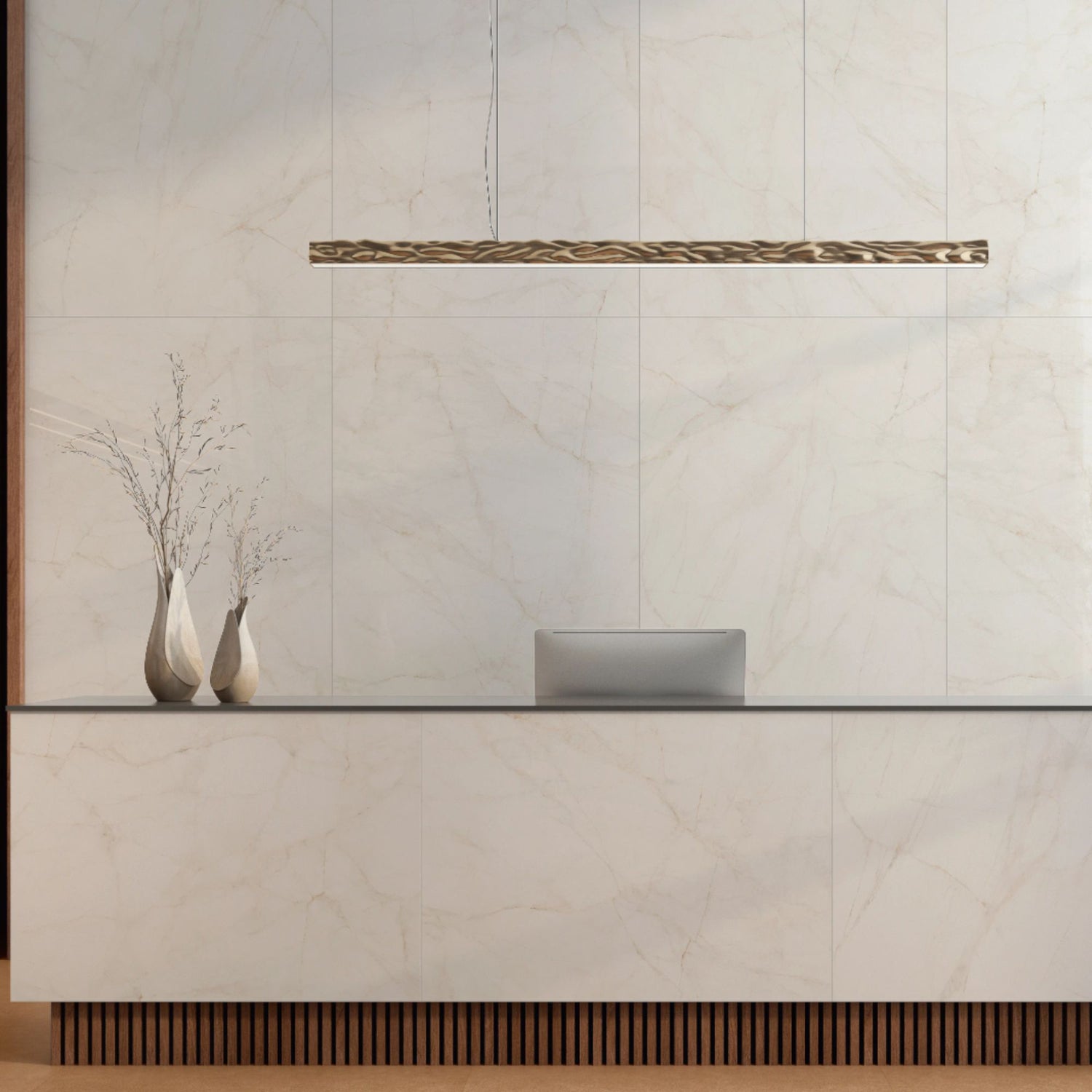 Balcão de receção moderno com revestimento em cerâmico Marble Dolomita Blanco e iluminação embutida, realçando a elegância do espaço.