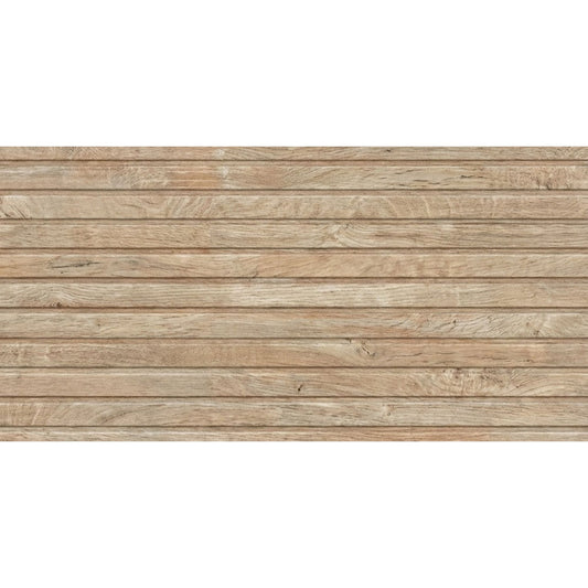 Revestimento cerâmico retangular Bosco Suite Roble com textura de madeira ripada horizontal.