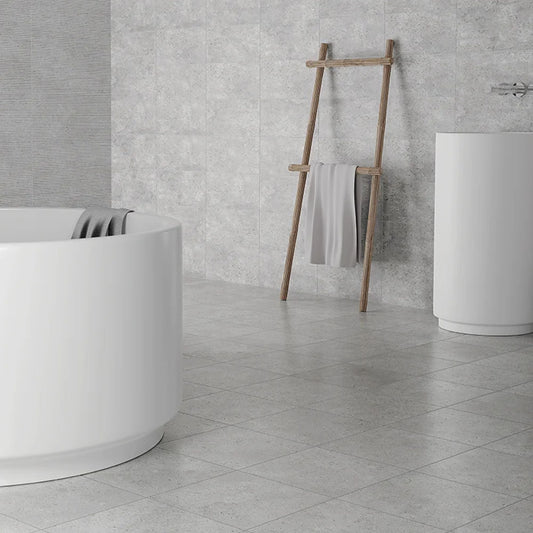 Casa de banho moderna decorada com revestimento cerâmico Certeca Flay Grey nas paredes e pavimento.