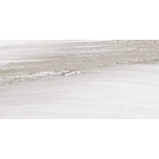 Peça de revestimento cerâmico Everest Grey com veios horizontais que simulam pedra natural em tons de cinza.