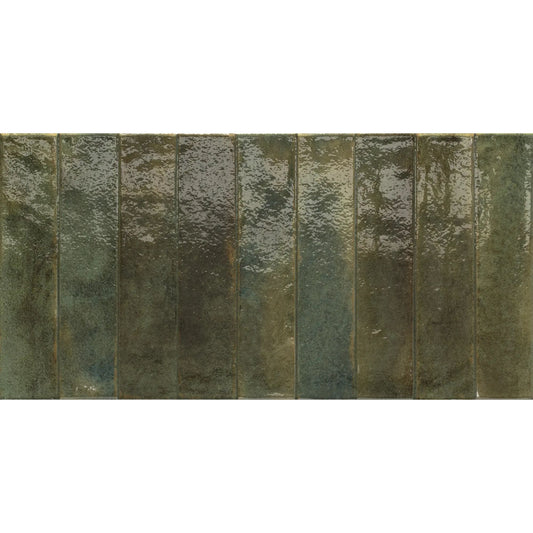 Detalhe do revestimento cerâmico Kech Jade Brick com efeito vidrado e variações de verde.