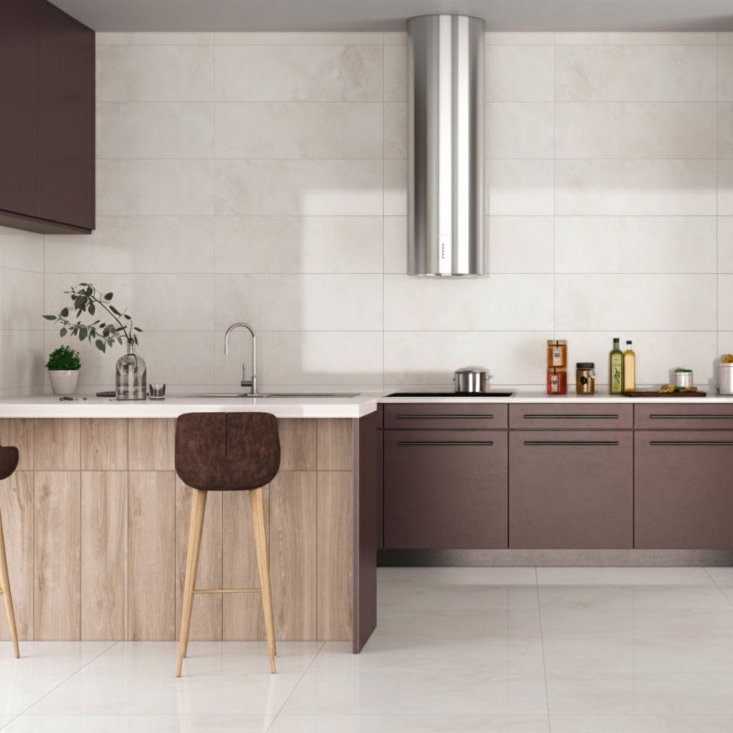 Revestimento cerâmico Pamesa Choice Light 30x90cm aplicado na parede de uma cozinha moderna com armários castanhos e ilha em madeira.