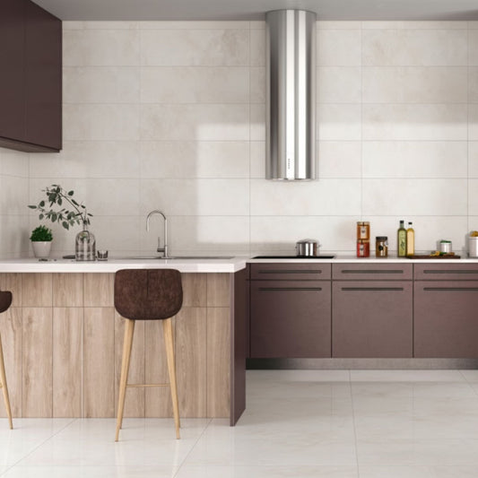 Revestimento cerâmico Pamesa Choice Light 30x90cm aplicado na parede de uma cozinha moderna com armários castanhos e ilha em madeira.