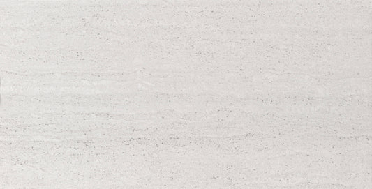 alt text= 'Detalhe do revestimento cerâmico Travertin Grey 30x60 cm, com o padrão que imita a textura e os veios do mármore travertino.'
