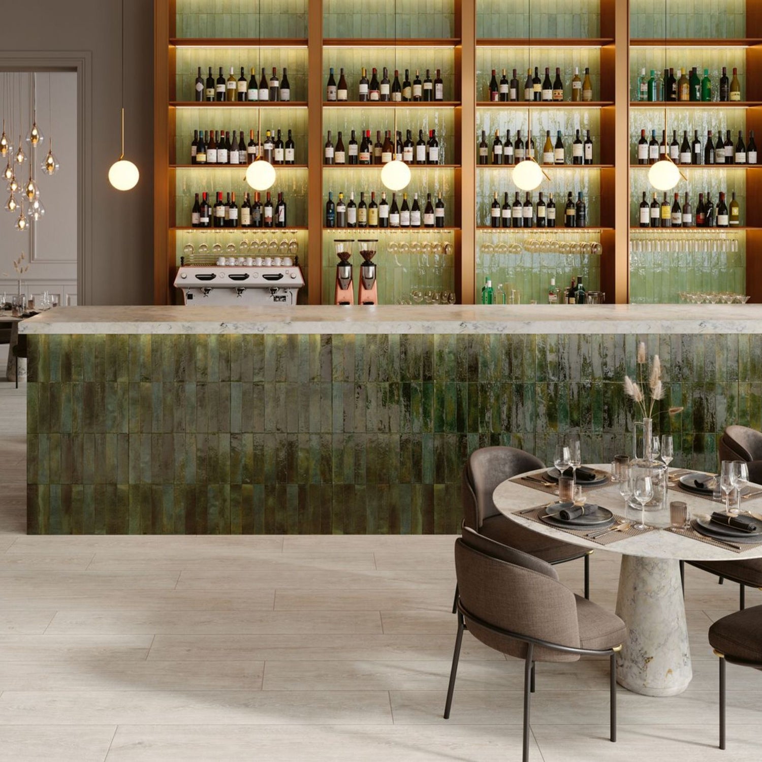 Parede de balcão revestida com cerâmico Kech Jade Brick 30x60cm em ambiente comercial moderno.