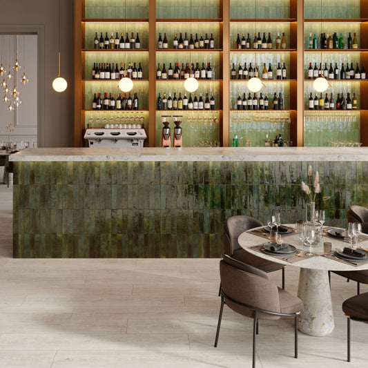 Parede de balcão revestida com cerâmico Kech Jade Brick 30x60cm em ambiente comercial moderno.