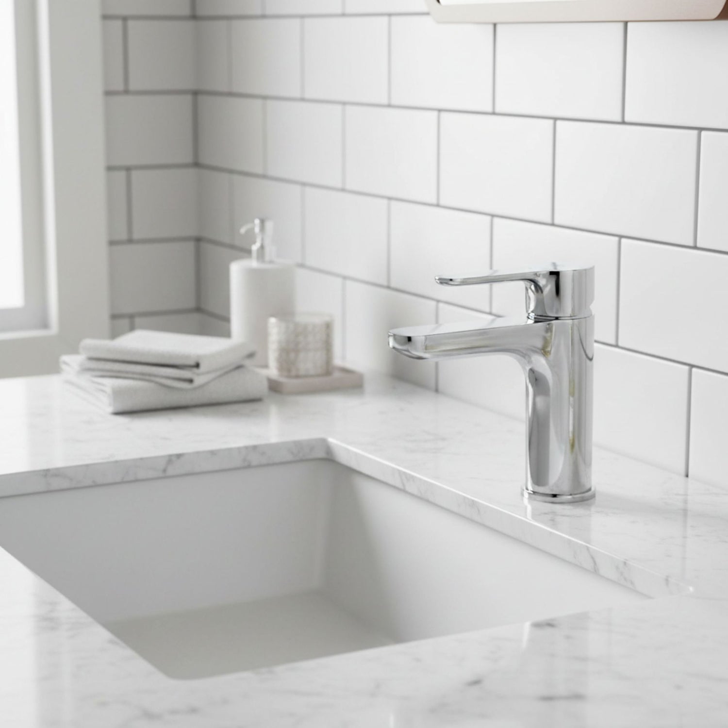 Torneira Roca L20 com manípulo XL instalada em lavatório de mármore branco em ambiente moderno e iluminado.