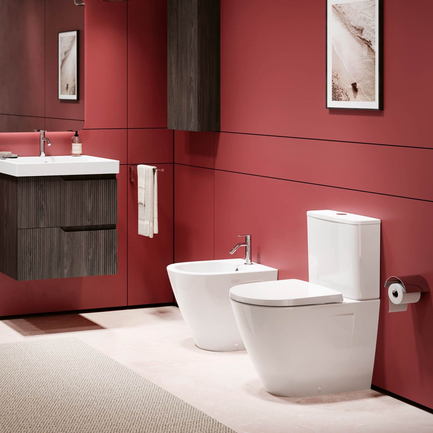 Sanita back-to-wall Ruby Vortex branca instalada numa casa de banho com paredes vermelhas, ao lado de um bidé.