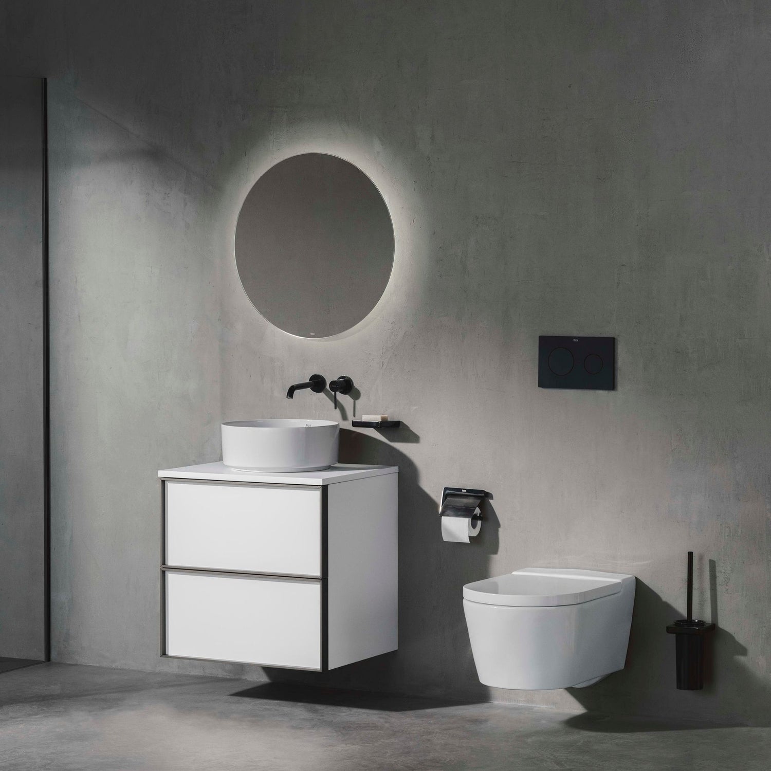 Sanita suspensa branca com tampo Roca Inspira mate em parede de cimento aparente.