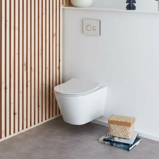 Tampo de sanita Casual Line Amiral instalado numa sanita suspensa num ambiente de casa de banho moderna.