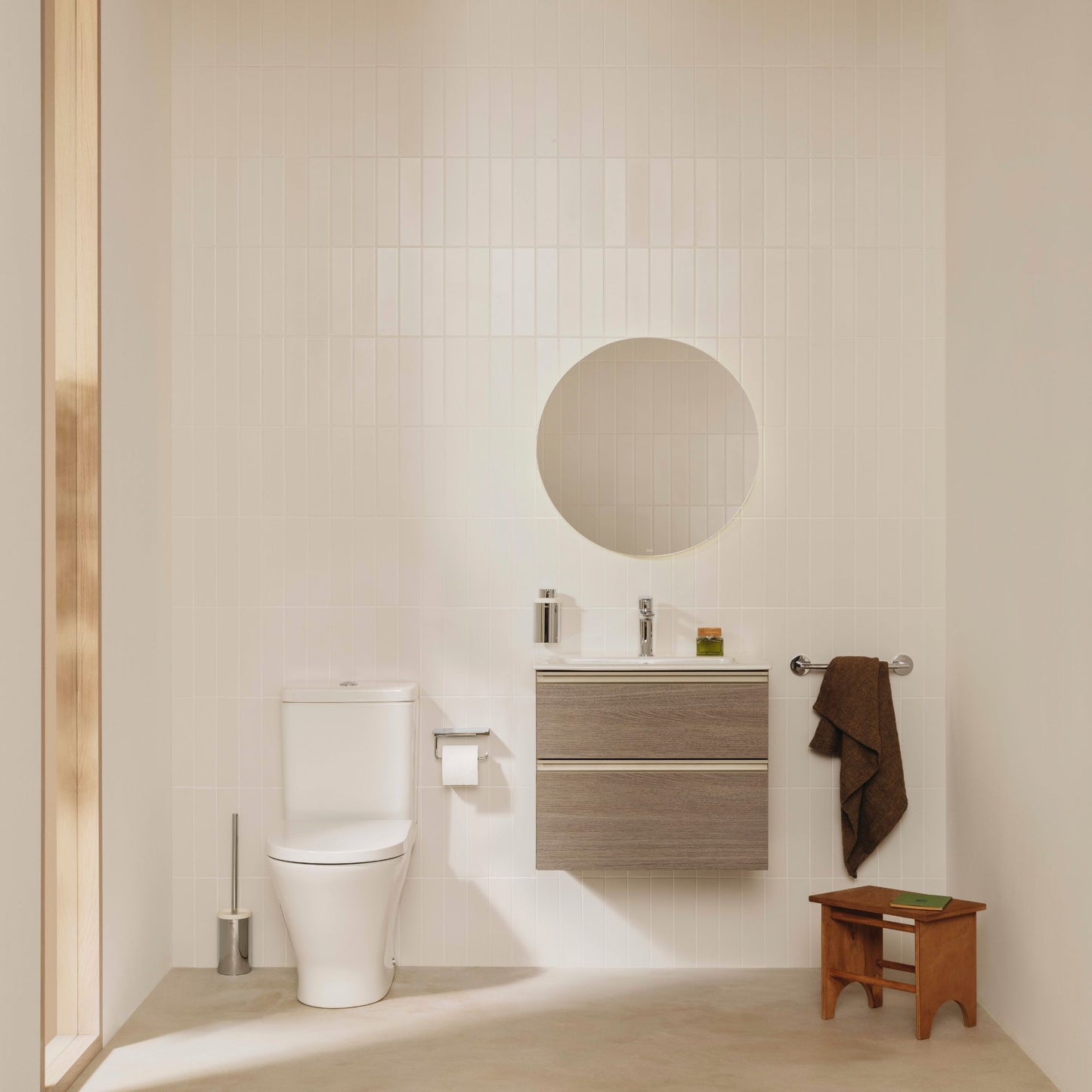 Casa de banho moderna com sanita branca e tampo Roca The Gap Round BTW instalado.