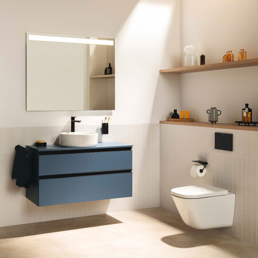 Ambiente de casa de banho moderna com sanita suspensa e tampo Roca The Gap Round branco.