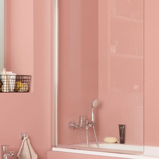 Torneira de duche monocomando Roca Victoria Plus instalada em casa de banho moderna com tons rosa.