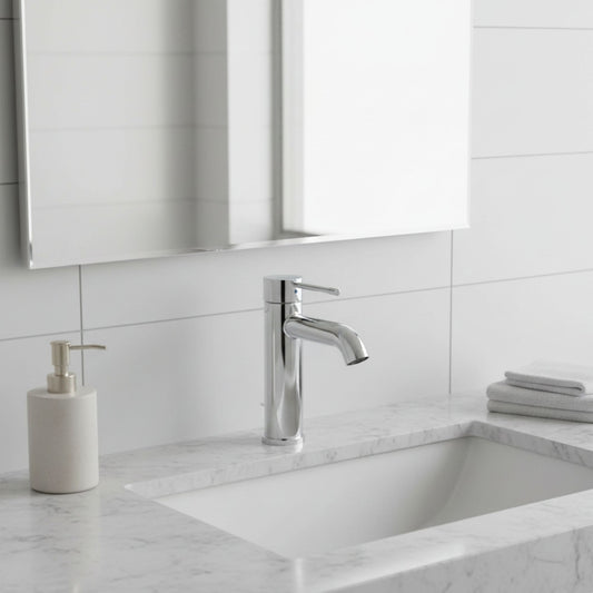Torneira Grohe Essence S cromada instalada num lavatório de mármore branco em ambiente de casa de banho moderna.