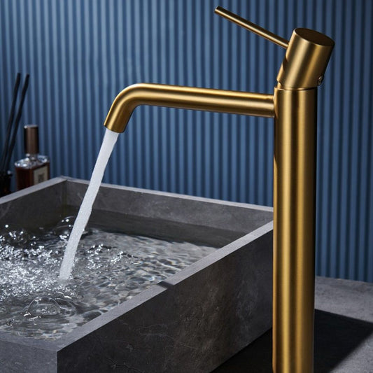 Torneira Alta Monza Ouro Mate em uso com água a correr para uma cuba de pousar de pedra cinza