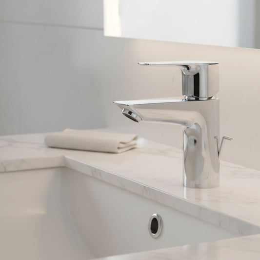 Torneira Grohe BauEdge instalada num lavatório de cerâmica branca em bancada de mármore, demonstrando o efeito decorativo real.