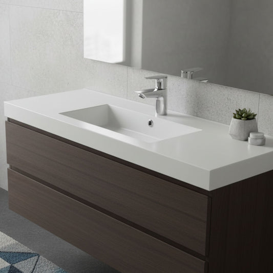 Torneira de lavatório Grohe BauEdge S instalada num lavatório branco sobre móvel de madeira escura em ambiente de casa de banho moderno.