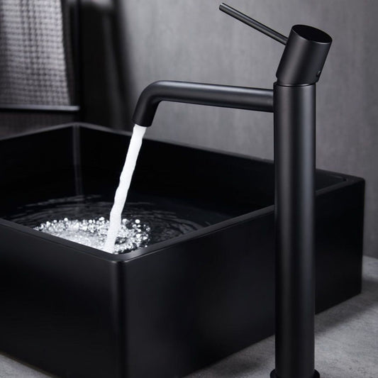 Torneira de lavatório monocomando Monza alta Preto Mate em uso, com água a correr para lavatório de bancada preto