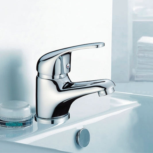 Torneira de lavatório monocomando Oli Snow cromada, instalada num lavatório branco em ambiente de casa de banho.