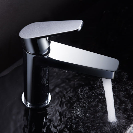 Torneira de lavatório monocomando Teide cromada em uso, com água a correr sobre fundo escuro