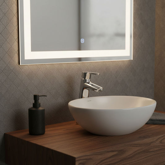 Torneira Roca Malva instalada num lavatório moderno em ambiente de casa de banho.