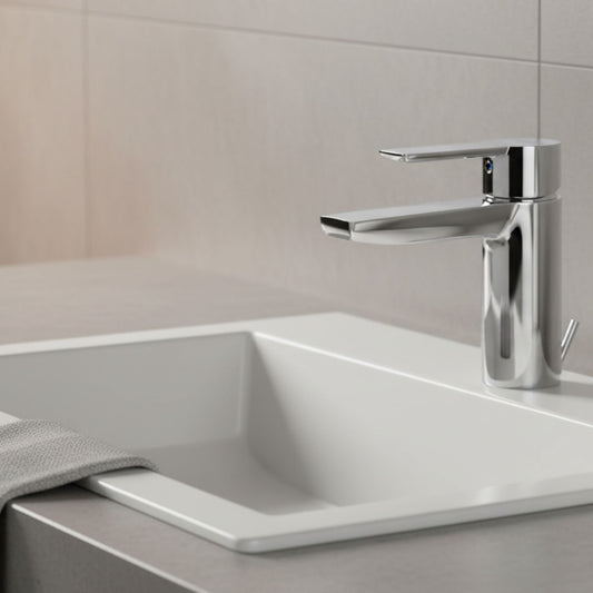 Misturadora Sanindusa Master 40 em bancada cinza escura com lavatório integrado e espelho LED retangular.