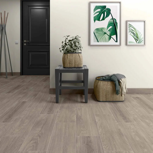 Ambiente com o pavimento Alpi Nogal 20x60 da Pamesa