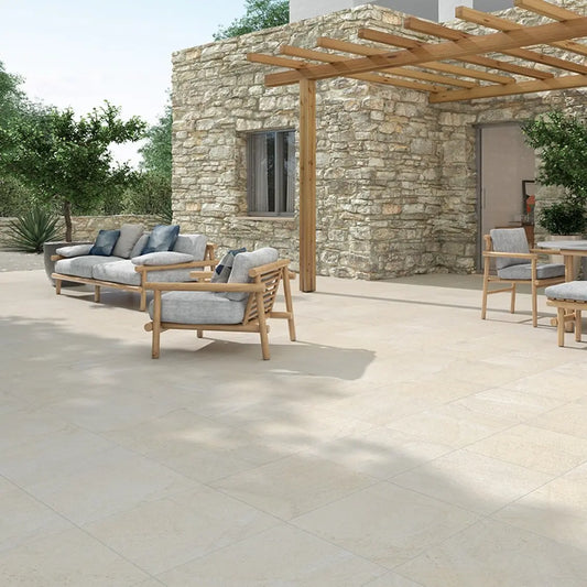 Pavimento Assouan Stone Areia 50x50 da Cinca aplicado num ambiente.