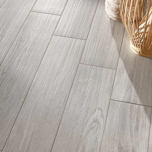 Ambiente com pavimento Forest Gris 15x75 da Revigrés