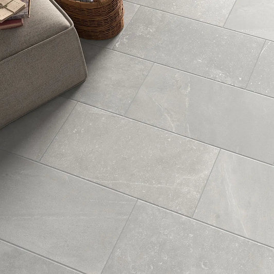 Pavimento Industrial Stone Cinza 30x60 cm da Cinca aplicado num ambiente.