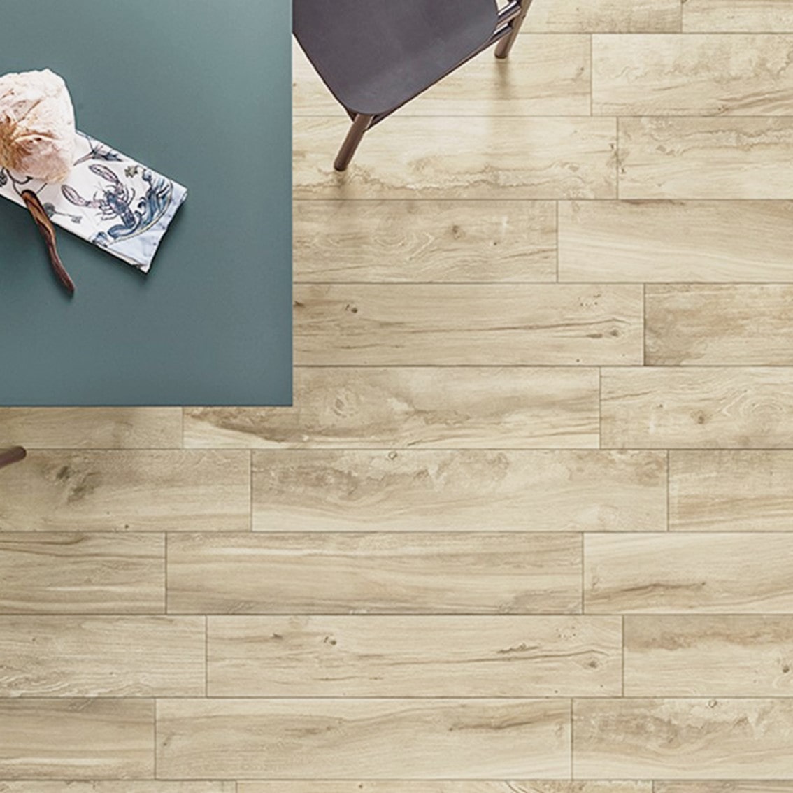 chão com pavimento ceramico de 20 por 100 cm imitação de madeira beige modelo wooden da Love Tiles